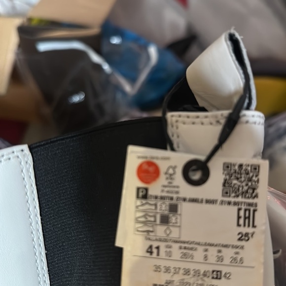 NWT. Zara White Flat Leather Ankle Boots. Size 10. - Picture 5 of 5